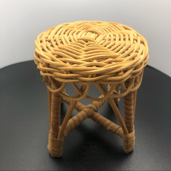 Small wicker chairs with table - Picture 4 of 4